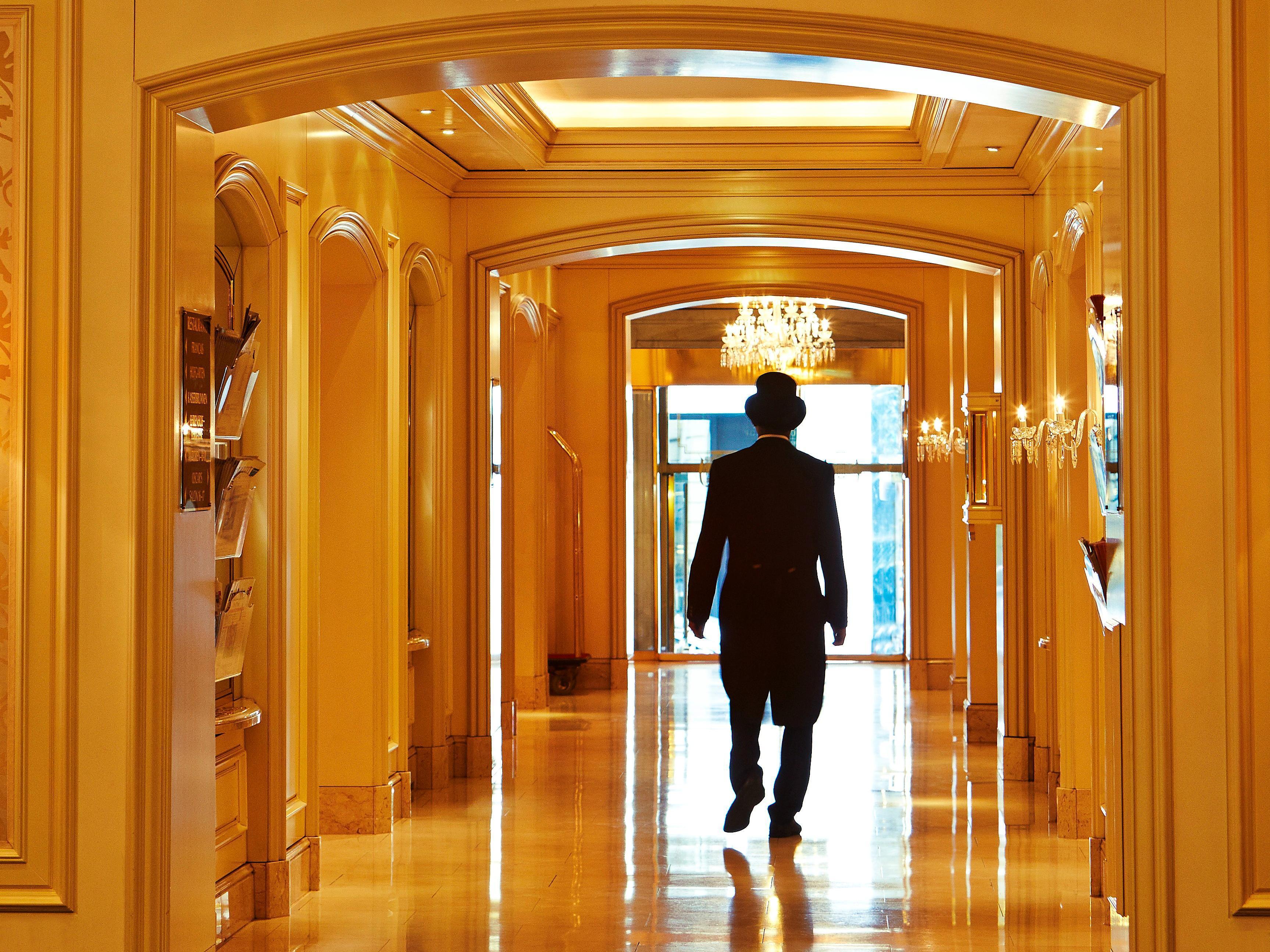 Hotel Steigenberger Icon Frankfurter Hof Frankfurt nad Mohanem Exteriér fotografie A bellboy at the Four Seasons Hotel in New York City