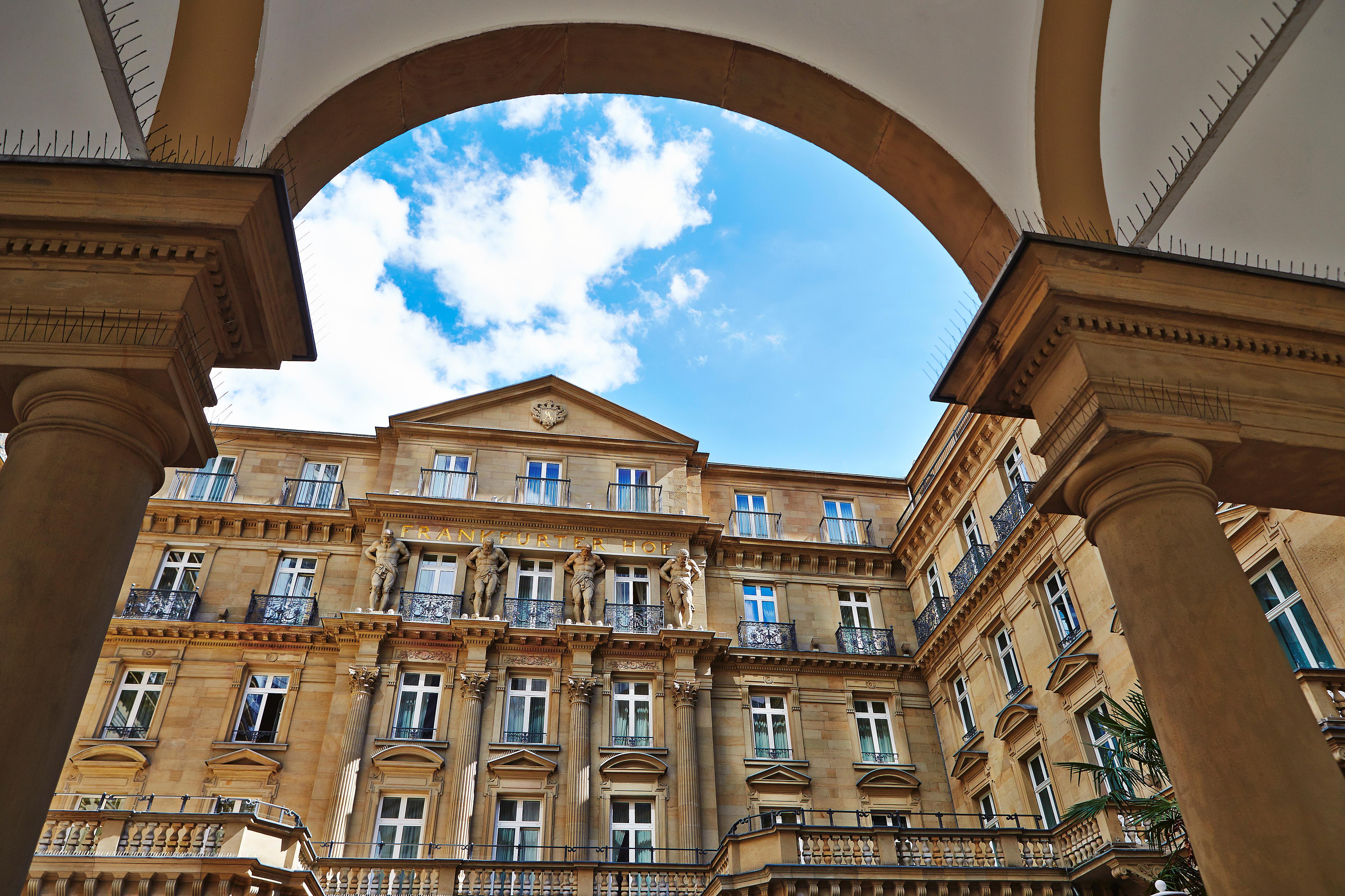 Hotel Steigenberger Icon Frankfurter Hof Frankfurt nad Mohanem Exteriér fotografie The courtyard of the National Museum