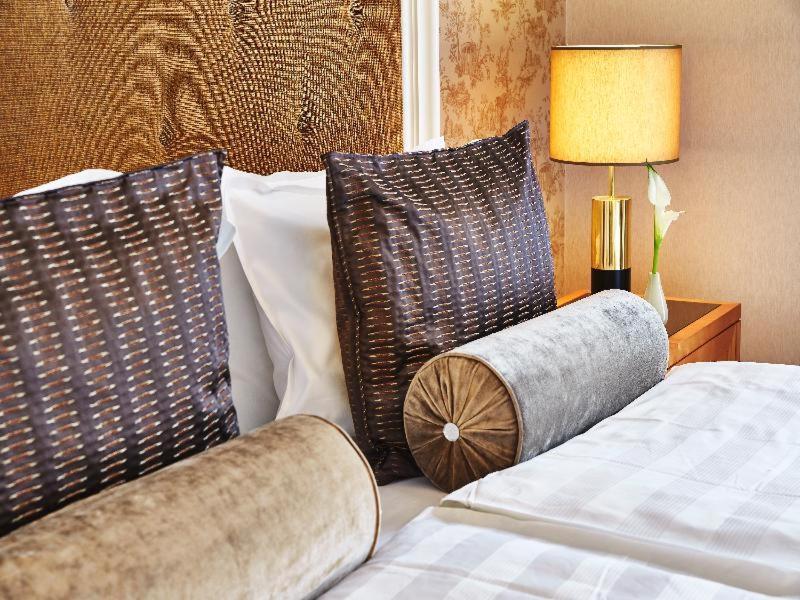 Hotel Steigenberger Icon Frankfurter Hof Frankfurt nad Mohanem Pokoj fotografie A bolster pillow
