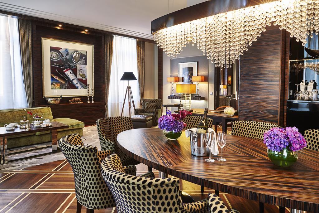 Hotel Steigenberger Icon Frankfurter Hof Frankfurt nad Mohanem Exteriér fotografie The interior of a suite at the Mandarin Oriental, Munich